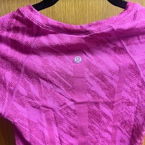 Lululemon Swiftly Tech Short-Sleeve Shirt 
Hot Pink Pattern size 6